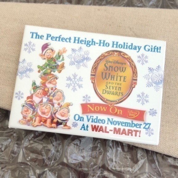 Vintage Snow White Button Brooch - Picture 1 of 3